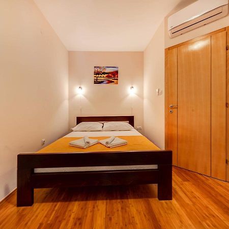 Port Adria Apartments Kamenari Exterior photo