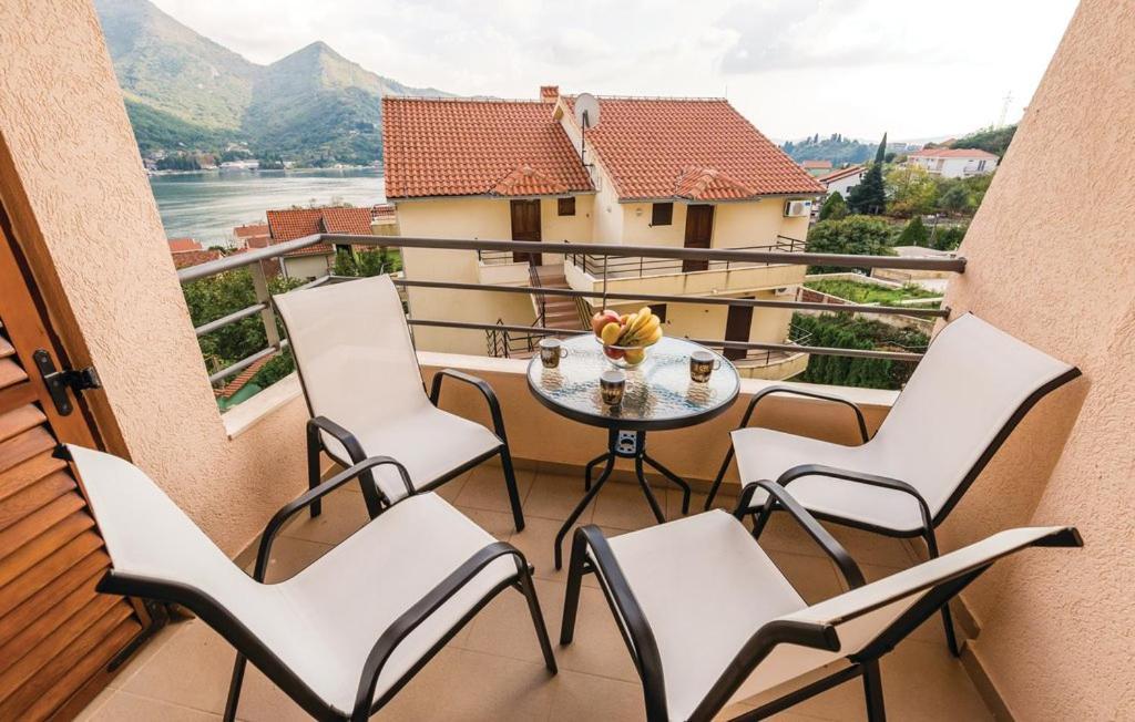 Port Adria Apartments Kamenari Exterior photo