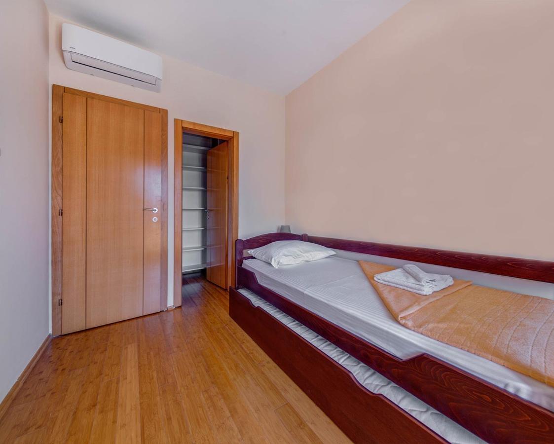 Port Adria Apartments Kamenari Exterior photo