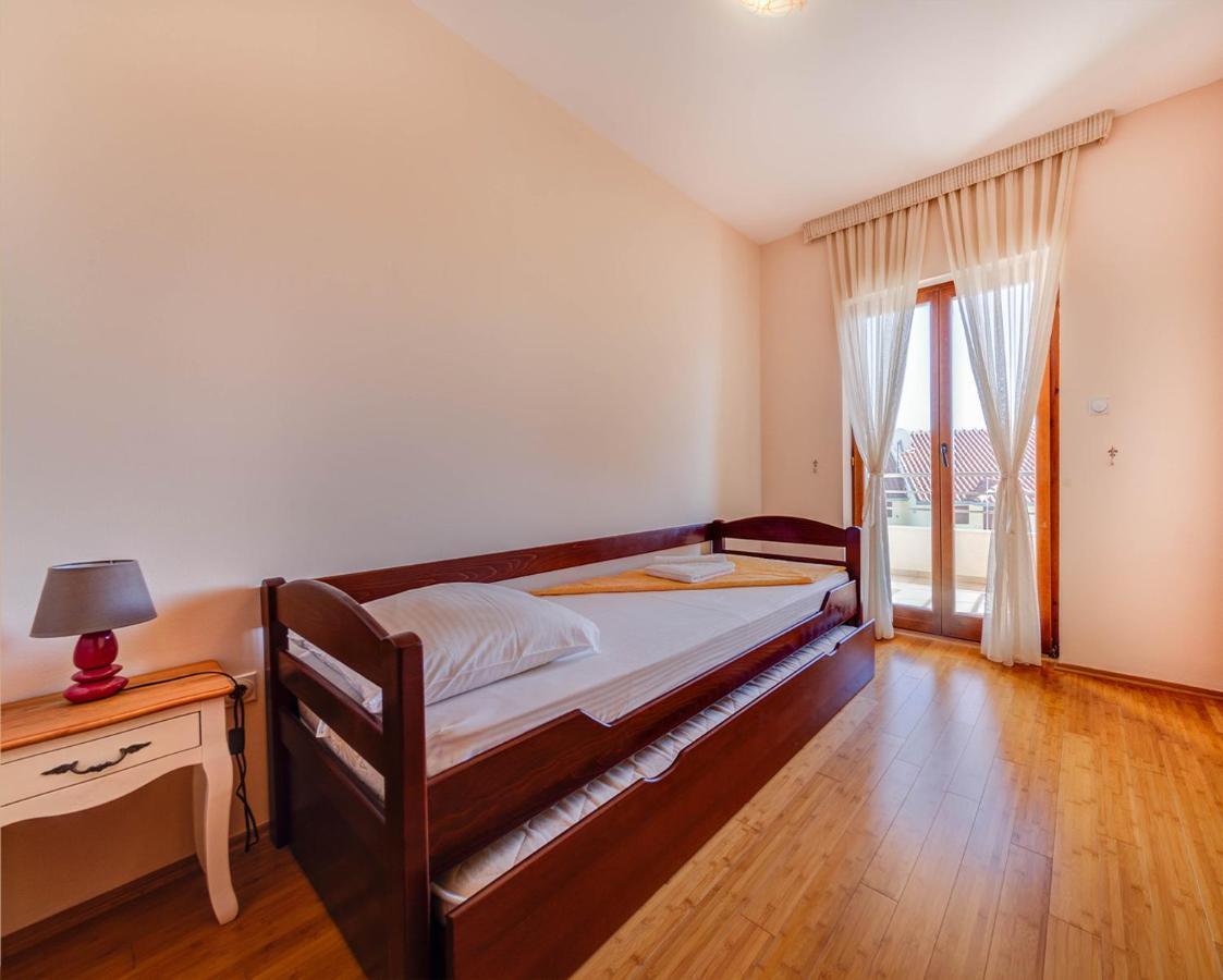 Port Adria Apartments Kamenari Exterior photo